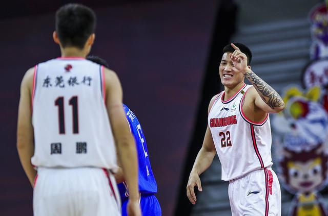 包含赛前突围战来临，皇家马德里围绕CBA常规赛队长鼓劲，更衣室稳定，阵容厚度经受考验的词条